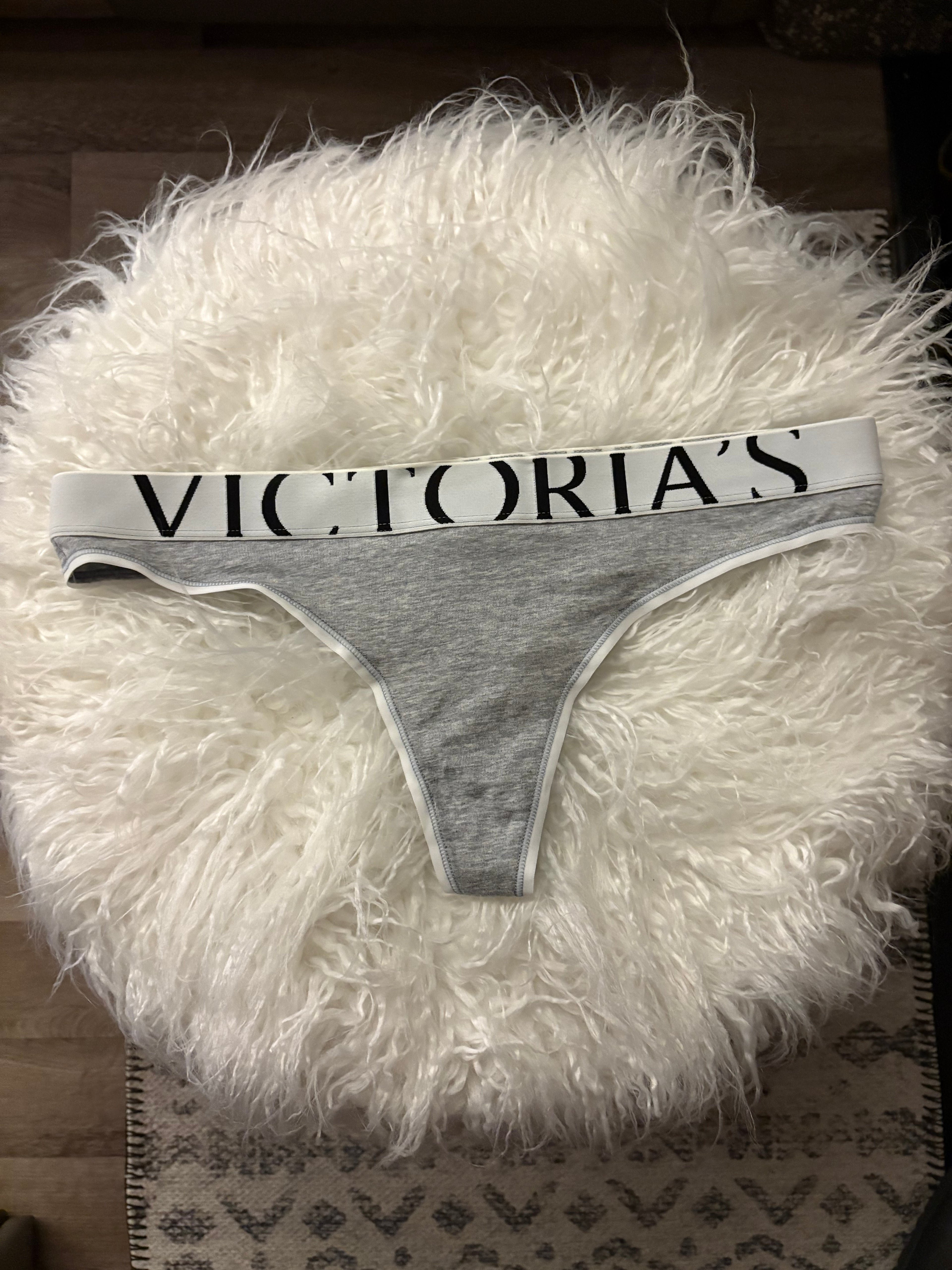 Well Worn VS Thong 🖤