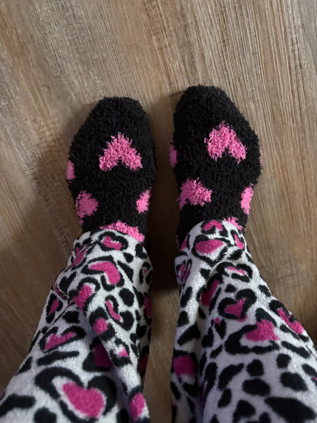Used Women’s Fuzzy Socks 🩷🖤🩷