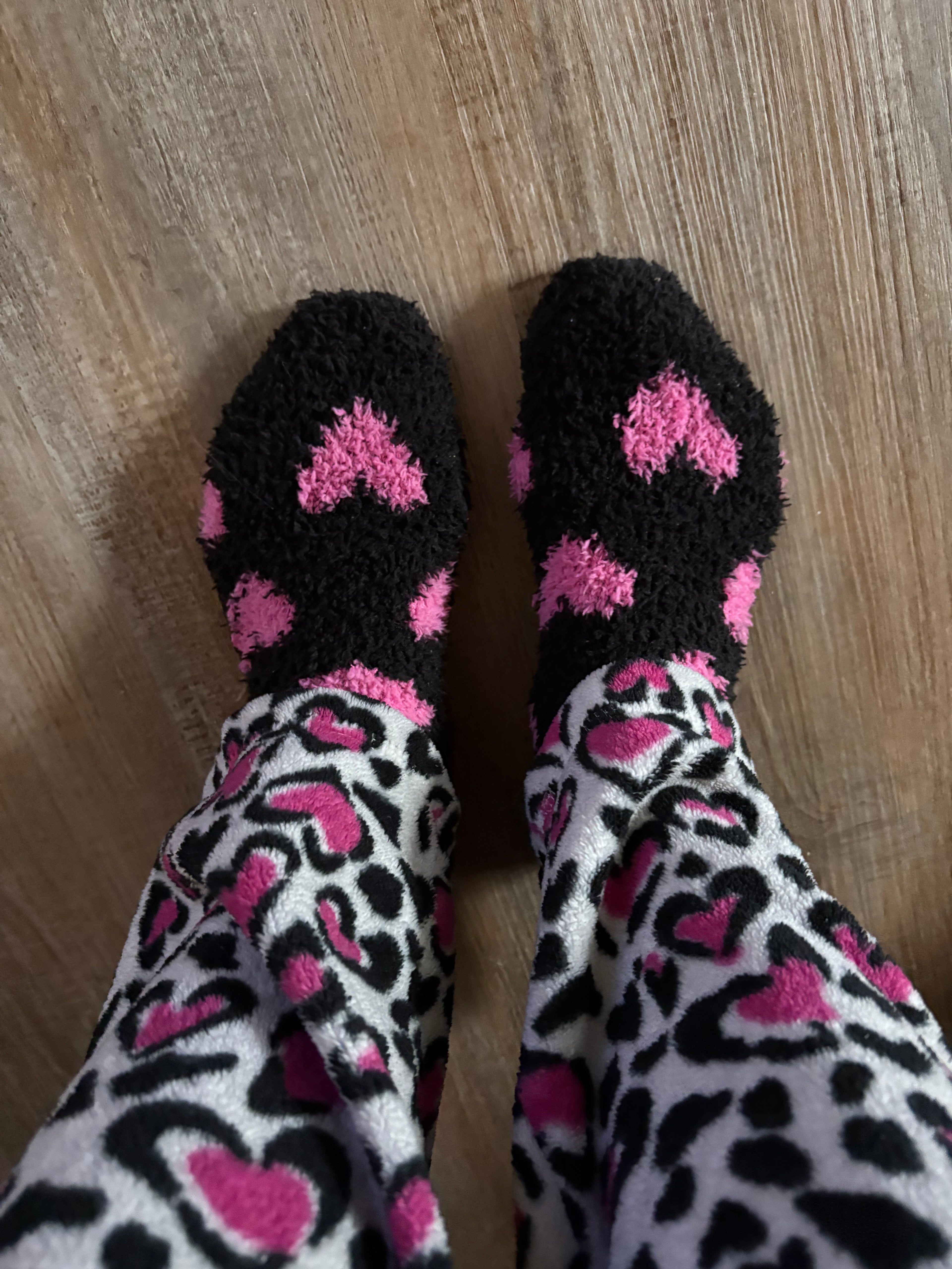 Used Women’s Fuzzy Socks 🩷🖤🩷